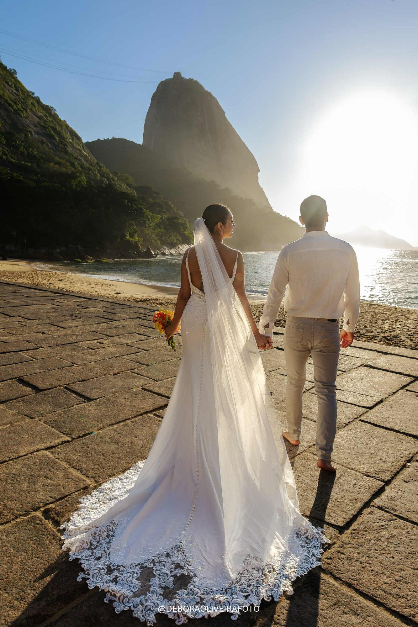 Couple elopement at Praia Vermelha beach with Sugarloaf Mountain at sunrise - Rio de Janeiro