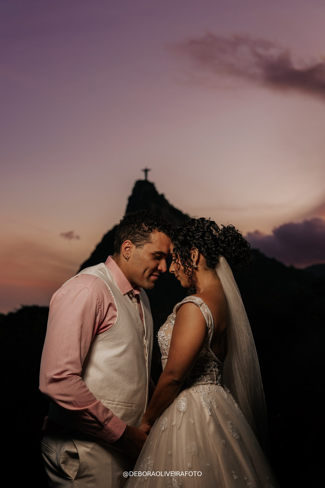 Couple elopement at sunset with Cristo Redentor silhouette - Rio de Janeiro