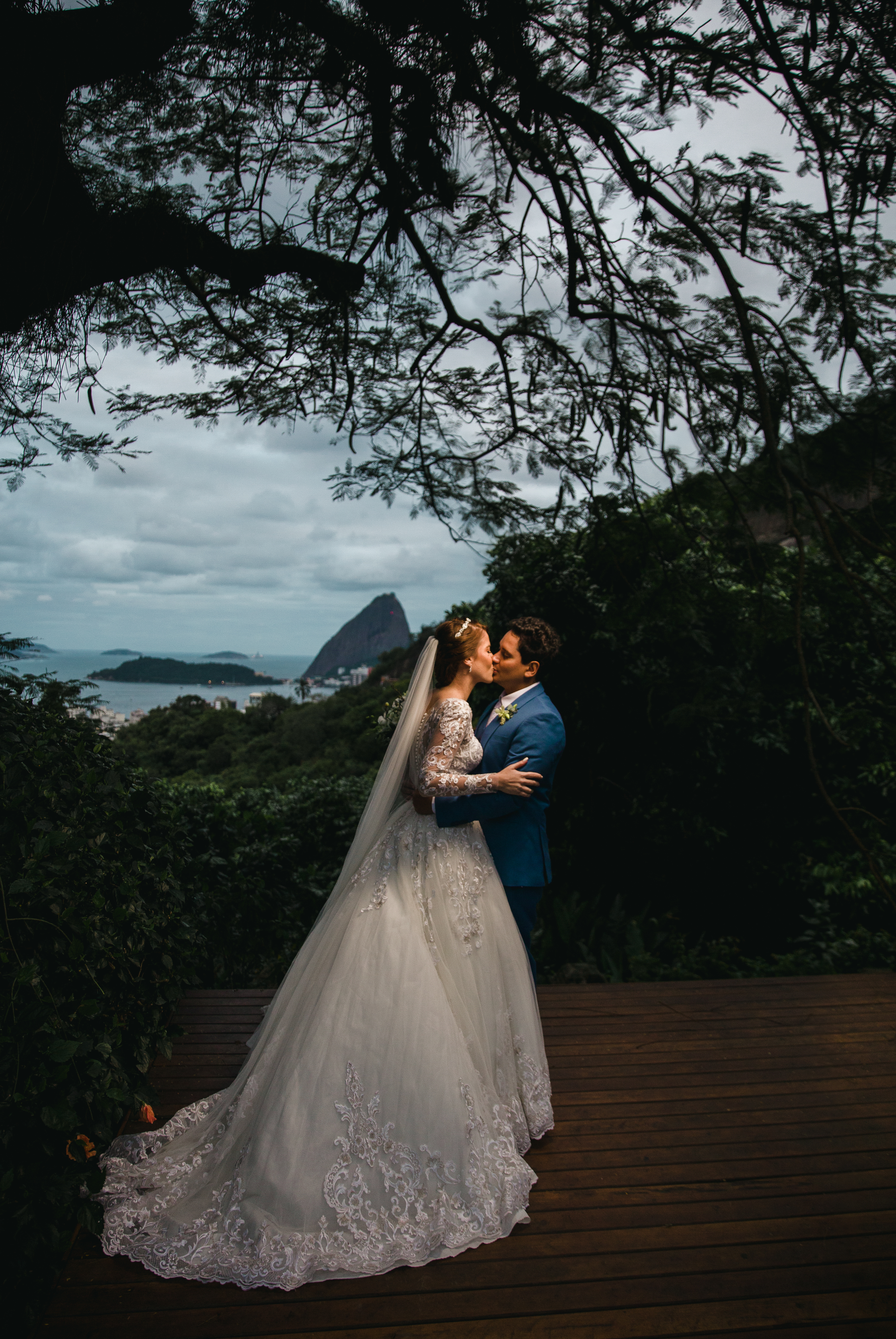 Couple kissing with Sugarloaf Mountain view, Rio de Janeiro wedding